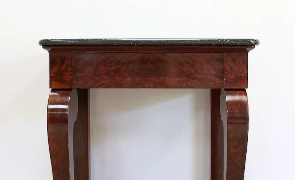 Petite Console en placage de Ronce d’Acajou de Cuba, époque Restauration – Début XIXe