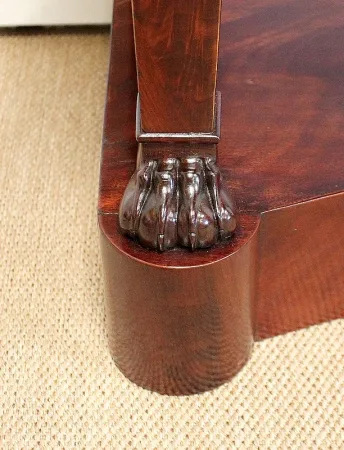 Petite Console en placage de Ronce d’Acajou de Cuba, époque Restauration – Début XIXe