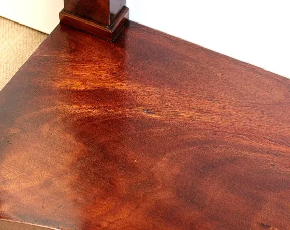 Petite Console en placage de Ronce d’Acajou de Cuba, époque Restauration – Début XIXe