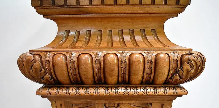 Importante Gaine en Noyer massif, style Néo-Gothique – Fin XIXe