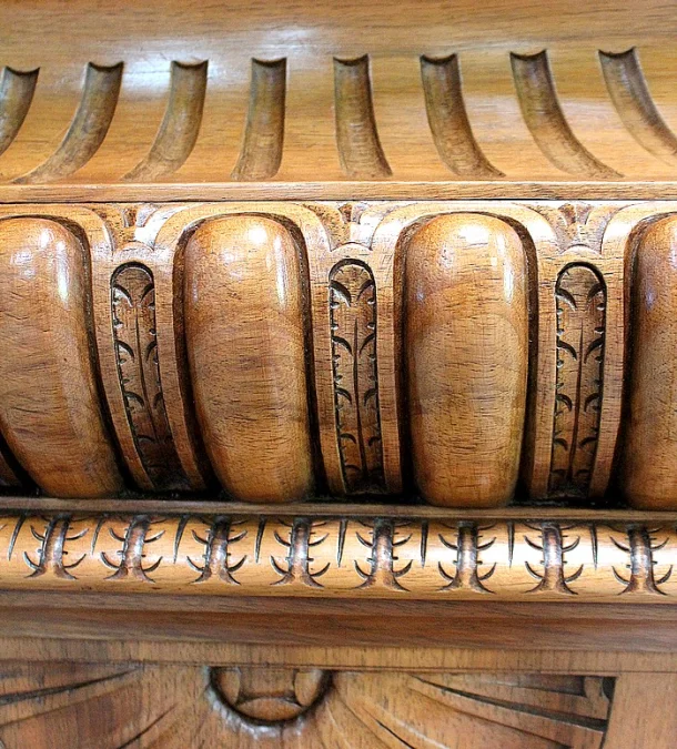 Importante Gaine en Noyer massif, style Néo-Gothique – Fin XIXe