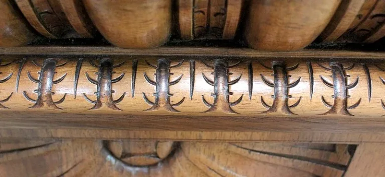 Importante Gaine en Noyer massif, style Néo-Gothique – Fin XIXe