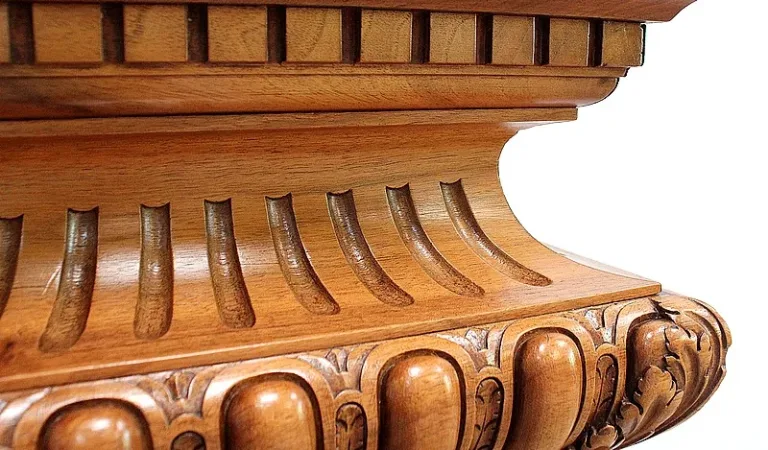 Importante Gaine en Noyer massif, style Néo-Gothique – Fin XIXe