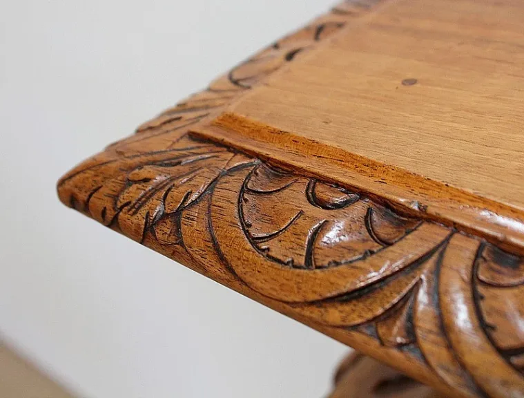 Importante Gaine en Noyer massif, style Néo-Gothique – Fin XIXe