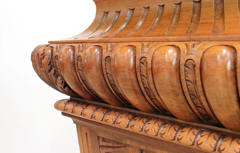 Importante Gaine en Noyer massif, style Néo-Gothique – Fin XIXe