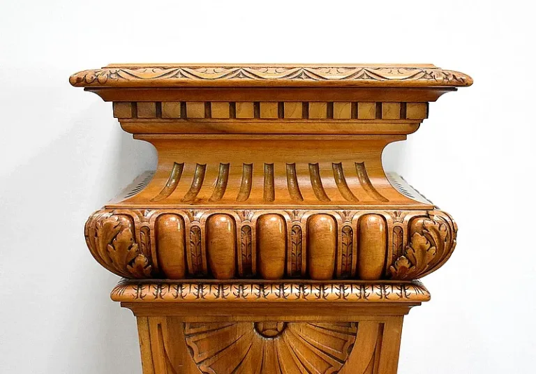Importante Gaine en Noyer massif, style Néo-Gothique – Fin XIXe