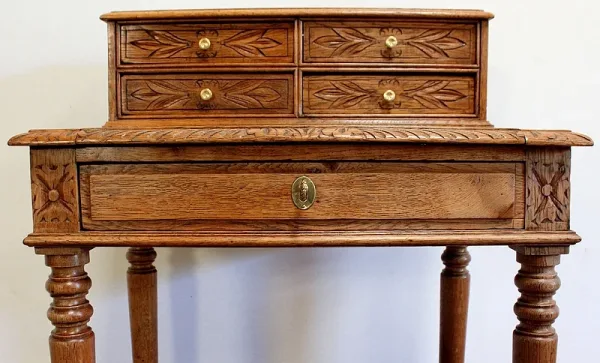 Rare petit Bureau d’enfant à gradin en Chêne massif – Fin XIXe