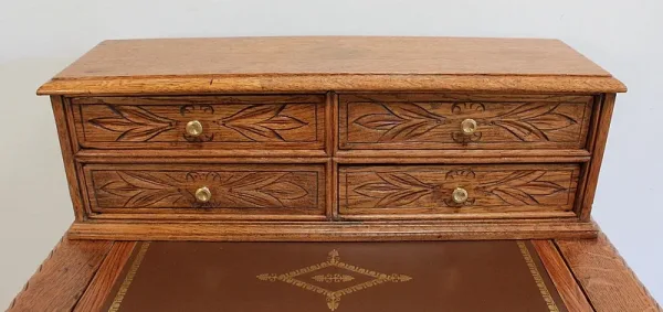Rare petit Bureau d’enfant à gradin en Chêne massif – Fin XIXe