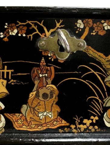 Coffret à Laque Noire et Décors Japonais - 1900