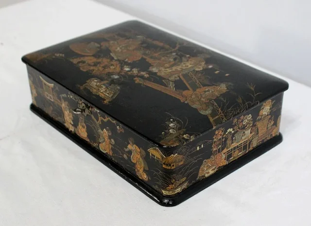 Coffret à Laque Noire et Décors Japonais - 1900