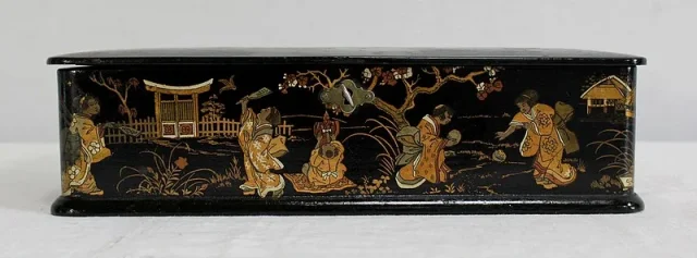 Coffret à Laque Noire et Décors Japonais - 1900
