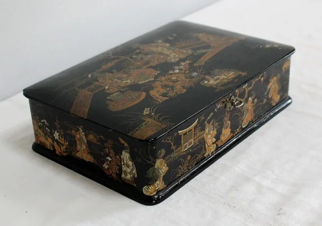 Coffret à Laque Noire et Décors Japonais - 1900