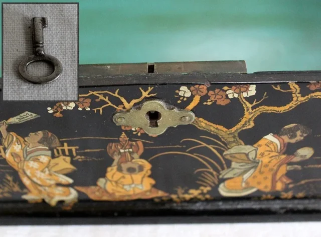 Coffret à Laque Noire et Décors Japonais - 1900
