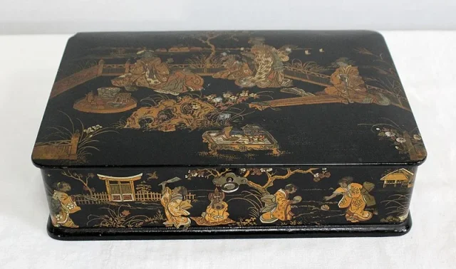 Coffret à Laque Noire et Décors Japonais - 1900