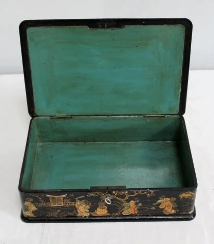 Coffret à Laque Noire et Décors Japonais - 1900