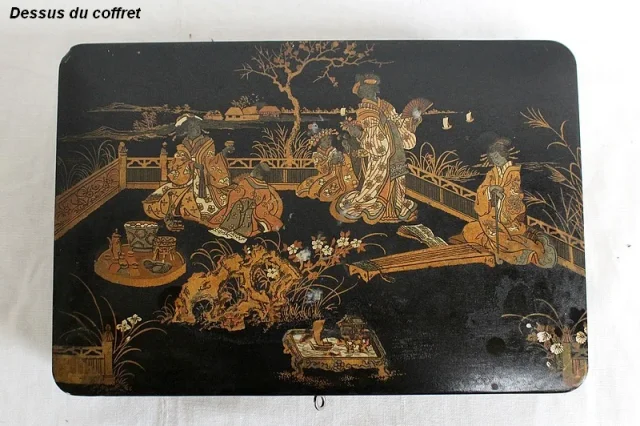 Coffret à Laque Noire et Décors Japonais - 1900