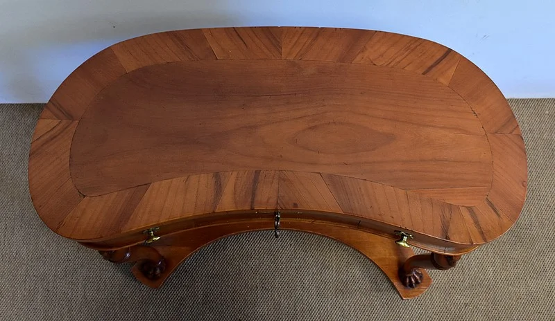 NIERVORMIGE KLEDINGTAFEL met BIJPASSENDE STOEL