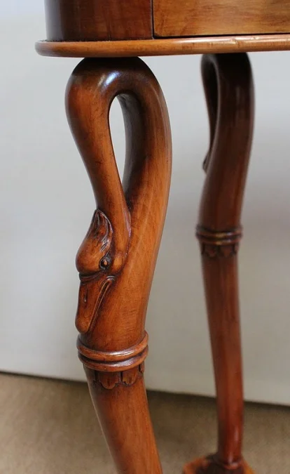 NIERVORMIGE KLEDINGTAFEL met BIJPASSENDE STOEL