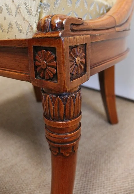 NIERVORMIGE KLEDINGTAFEL met BIJPASSENDE STOEL