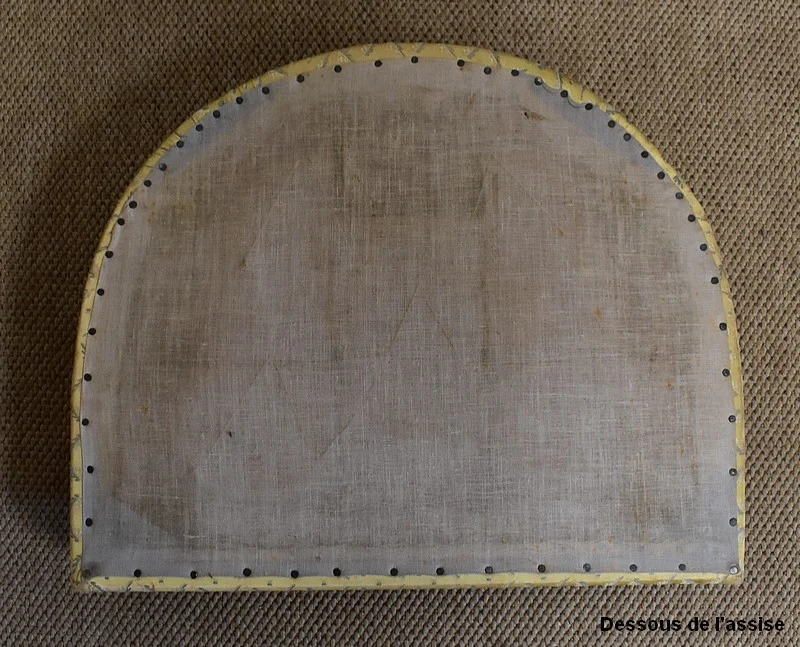 NIERVORMIGE KLEDINGTAFEL met BIJPASSENDE STOEL
