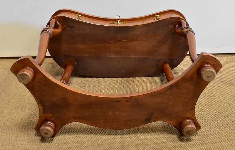 NIERVORMIGE KLEDINGTAFEL met BIJPASSENDE STOEL