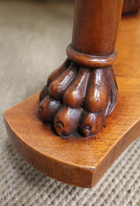 NIERVORMIGE KLEDINGTAFEL met BIJPASSENDE STOEL