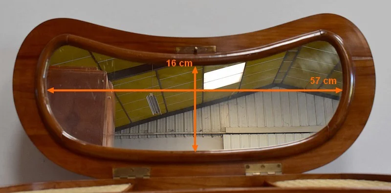 NIERVORMIGE KLEDINGTAFEL met BIJPASSENDE STOEL
