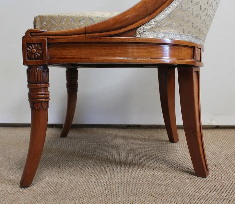 NIERVORMIGE KLEDINGTAFEL met BIJPASSENDE STOEL