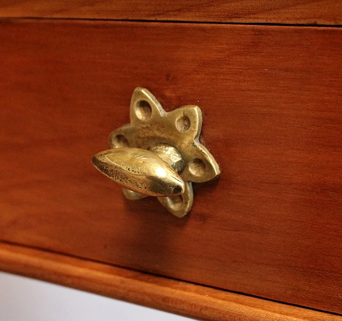 NIERVORMIGE KLEDINGTAFEL met BIJPASSENDE STOEL