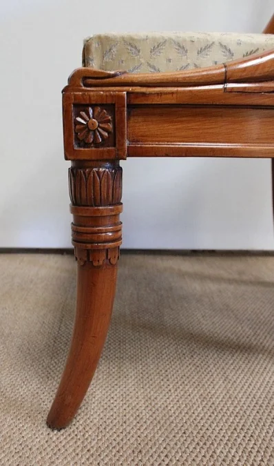 NIERVORMIGE KLEDINGTAFEL met BIJPASSENDE STOEL