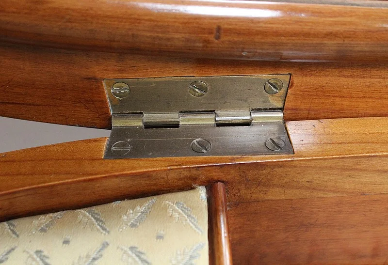 NIERVORMIGE KLEDINGTAFEL met BIJPASSENDE STOEL