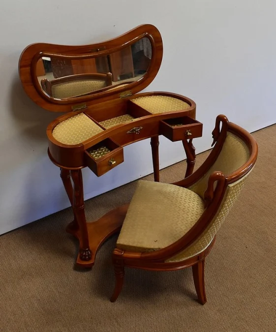 NIERVORMIGE KLEDINGTAFEL met BIJPASSENDE STOEL