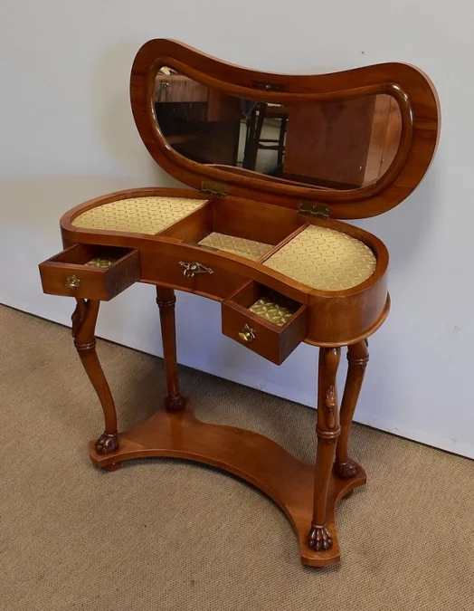 NIERVORMIGE KLEDINGTAFEL met BIJPASSENDE STOEL