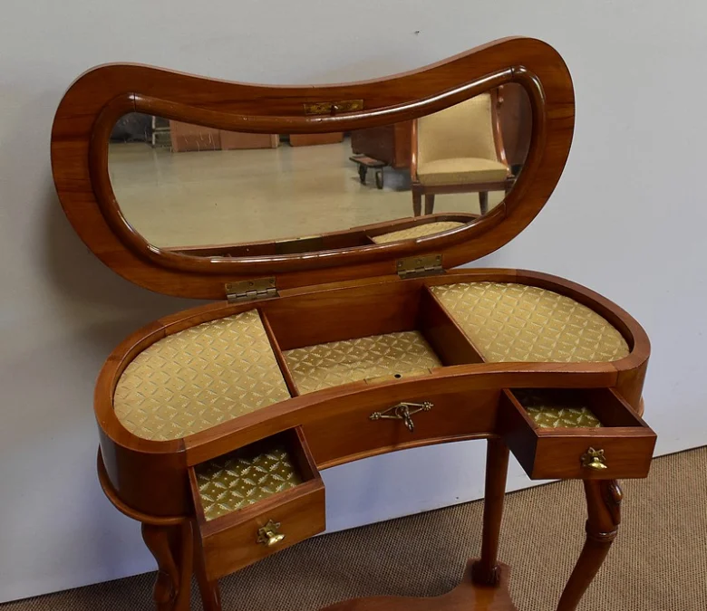 NIERVORMIGE KLEDINGTAFEL met BIJPASSENDE STOEL