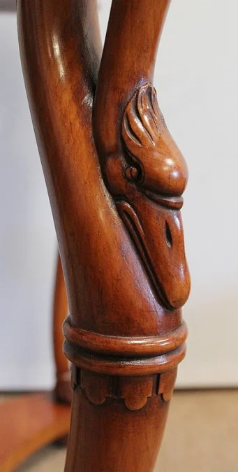 NIERVORMIGE KLEDINGTAFEL met BIJPASSENDE STOEL