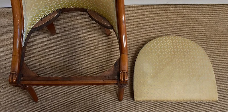 NIERVORMIGE KLEDINGTAFEL met BIJPASSENDE STOEL