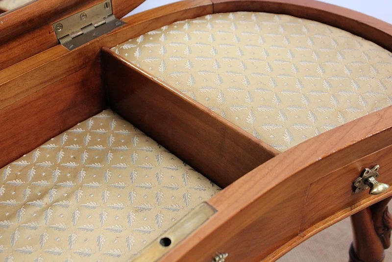 NIERVORMIGE KLEDINGTAFEL met BIJPASSENDE STOEL