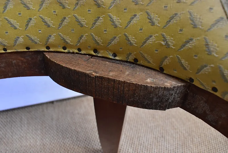 NIERVORMIGE KLEDINGTAFEL met BIJPASSENDE STOEL
