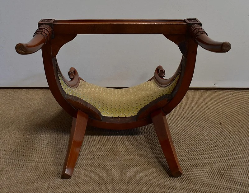 NIERVORMIGE KLEDINGTAFEL met BIJPASSENDE STOEL