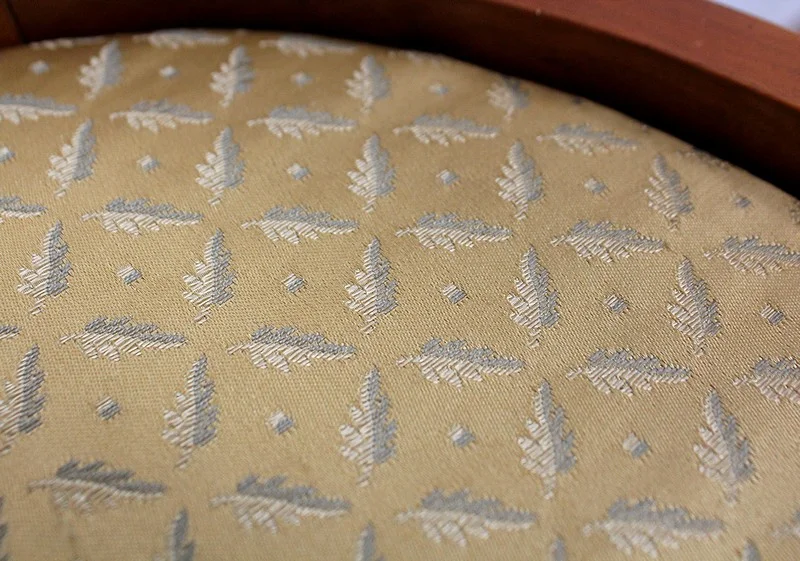 NIERVORMIGE KLEDINGTAFEL met BIJPASSENDE STOEL
