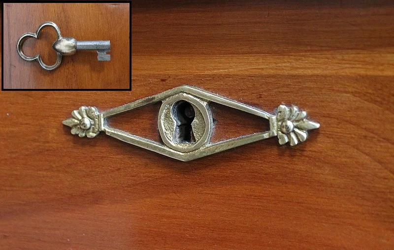 NIERVORMIGE KLEDINGTAFEL met BIJPASSENDE STOEL