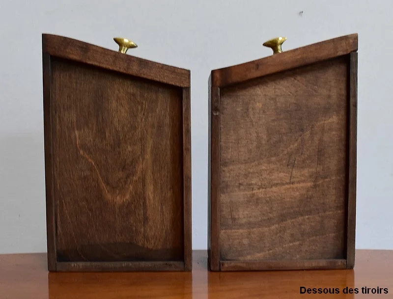 NIERVORMIGE KLEDINGTAFEL met BIJPASSENDE STOEL