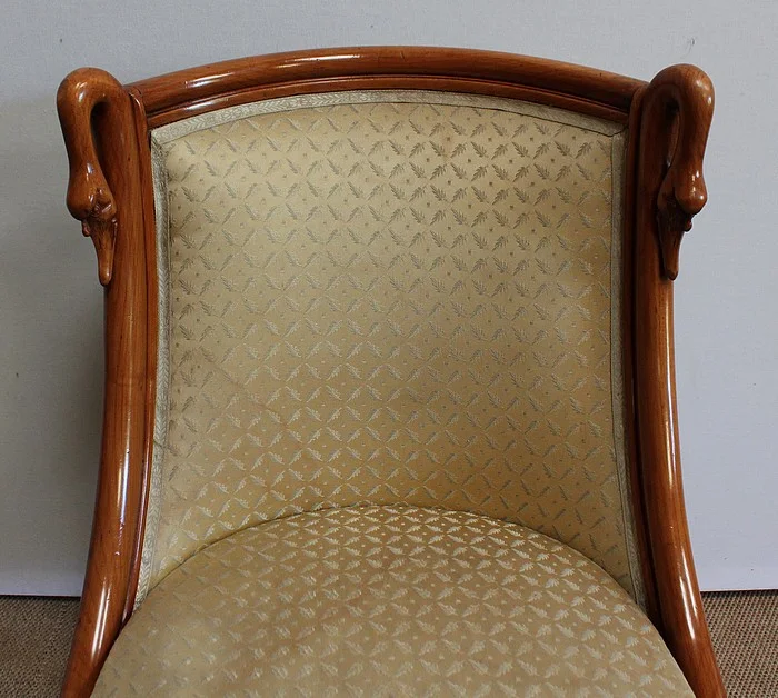 NIERVORMIGE KLEDINGTAFEL met BIJPASSENDE STOEL