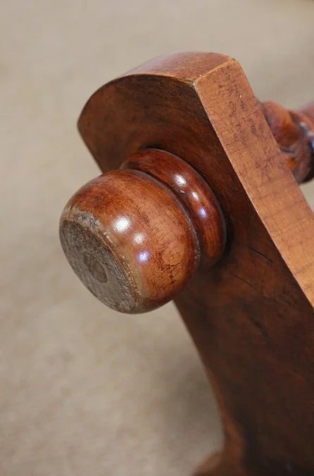 NIERVORMIGE KLEDINGTAFEL met BIJPASSENDE STOEL