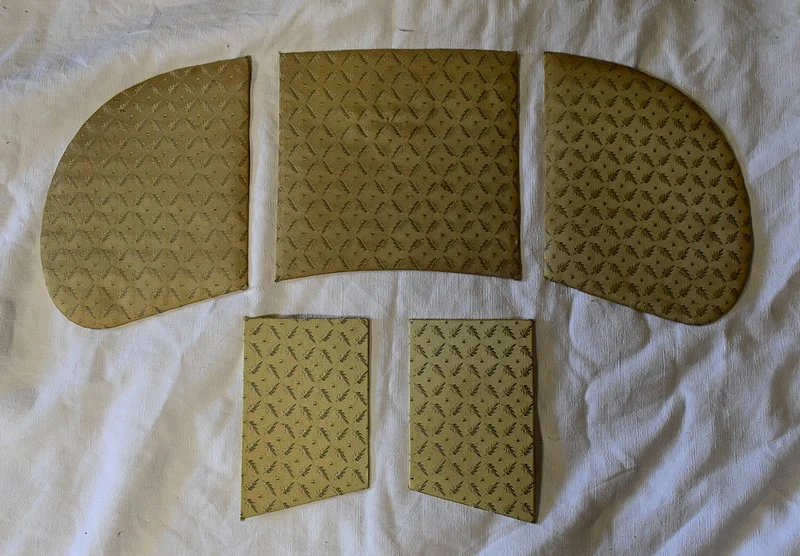 NIERVORMIGE KLEDINGTAFEL met BIJPASSENDE STOEL