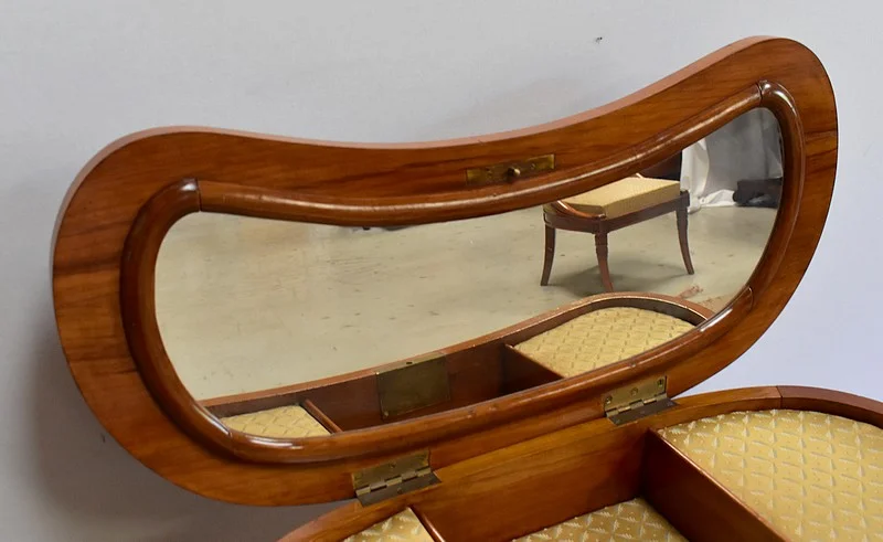 NIERVORMIGE KLEDINGTAFEL met BIJPASSENDE STOEL