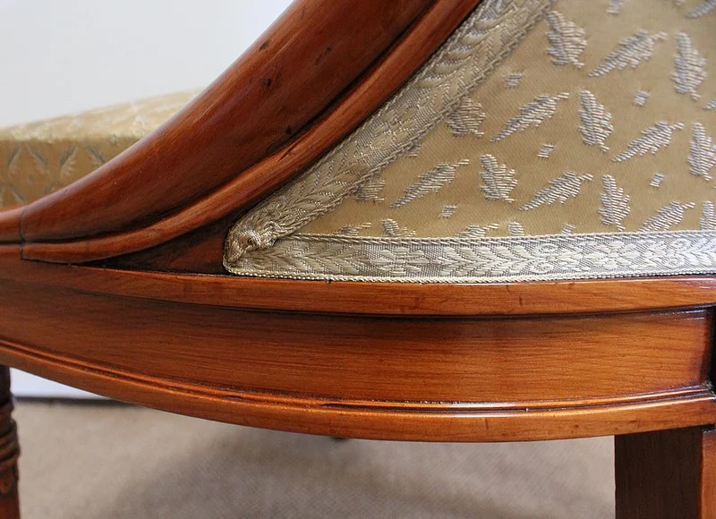 NIERVORMIGE KLEDINGTAFEL met BIJPASSENDE STOEL