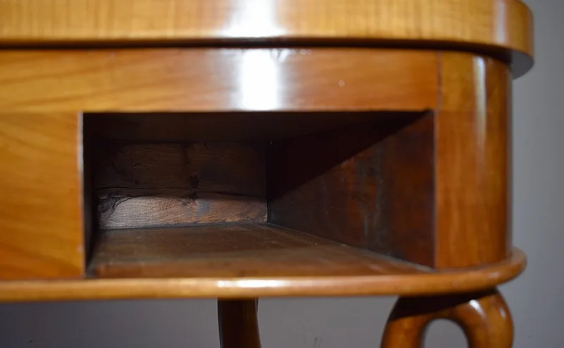 NIERVORMIGE KLEDINGTAFEL met BIJPASSENDE STOEL