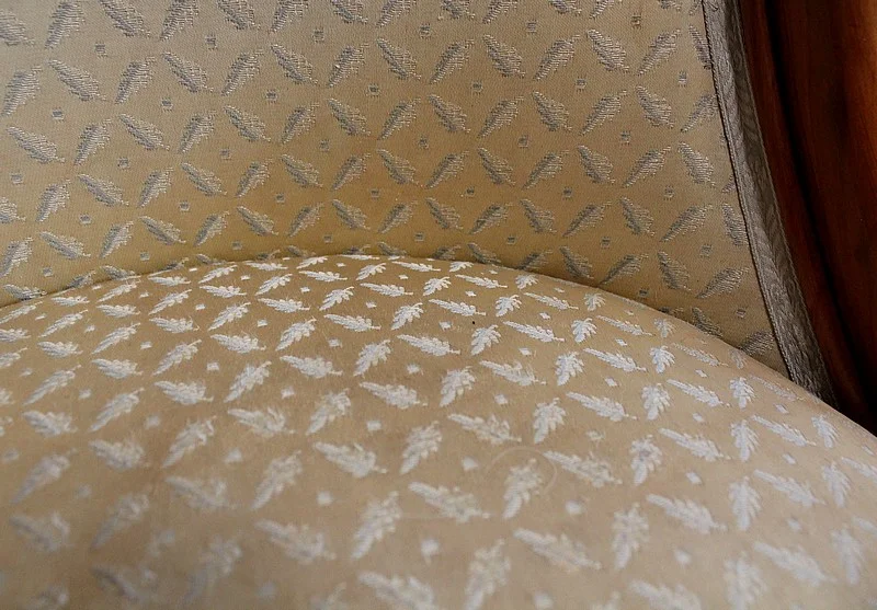 NIERVORMIGE KLEDINGTAFEL met BIJPASSENDE STOEL