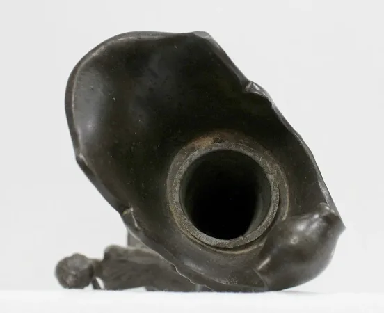 Haut Vase en Etain « Jeune femme cueillant un nénuphar » signé P. Jean, Art Nouveau – Début XXe